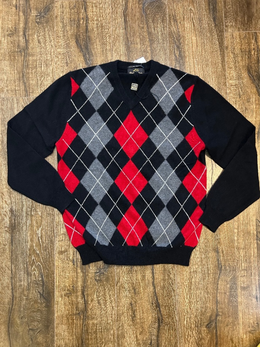 NWT LG Cashemere red, grey, black men’s V-neck Sweater Size M